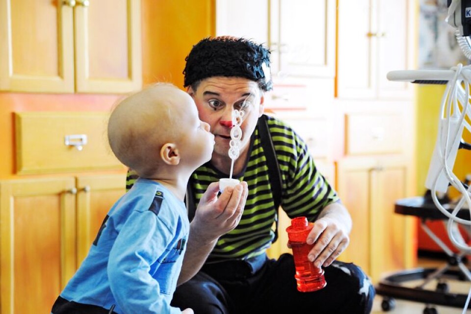 Av de cirka 1,6 miljoner barn som finns i Sverige drabbas 300 av cancer varje år. De vanligaste cancerformerna hos barn är olika leukemier, hjärntumör, lymfom, Wilms njurtumör, sarkom och neuroblastom. Källa: Cancerfonden