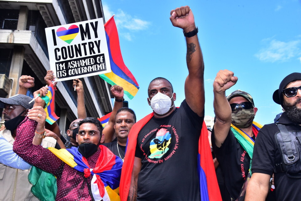 Tiotusentals demonstrerade mot regeringens saktfärdighet efter oljespillet i Mauritius huvudstad Port Louis i slutet av förra månaden. Arkivbild.