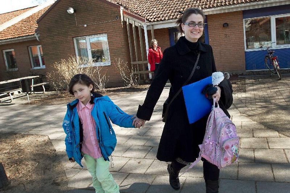 Myrna och Jessika Johansson på väg från fritis. Det var främst de små klasserna som avgjorde valet av skola.