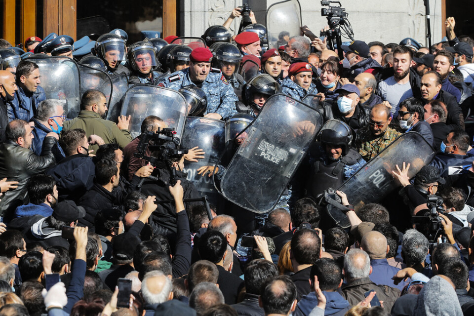 Demonstranter och poliser under onsdagens protester i Jerevan mot villkoren i avtalet mellan Armenien och Azerbajdzjan.