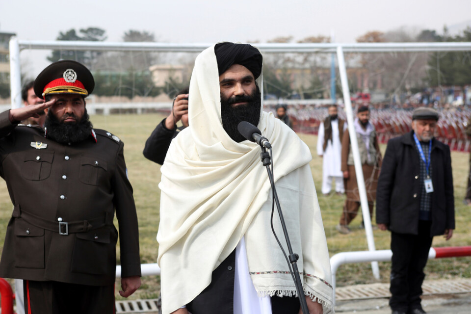 Talibanregeringens inrikesminister Sirajuddin Haqqani, fångad på sällsynt foto under en ceremoni på lördagen.