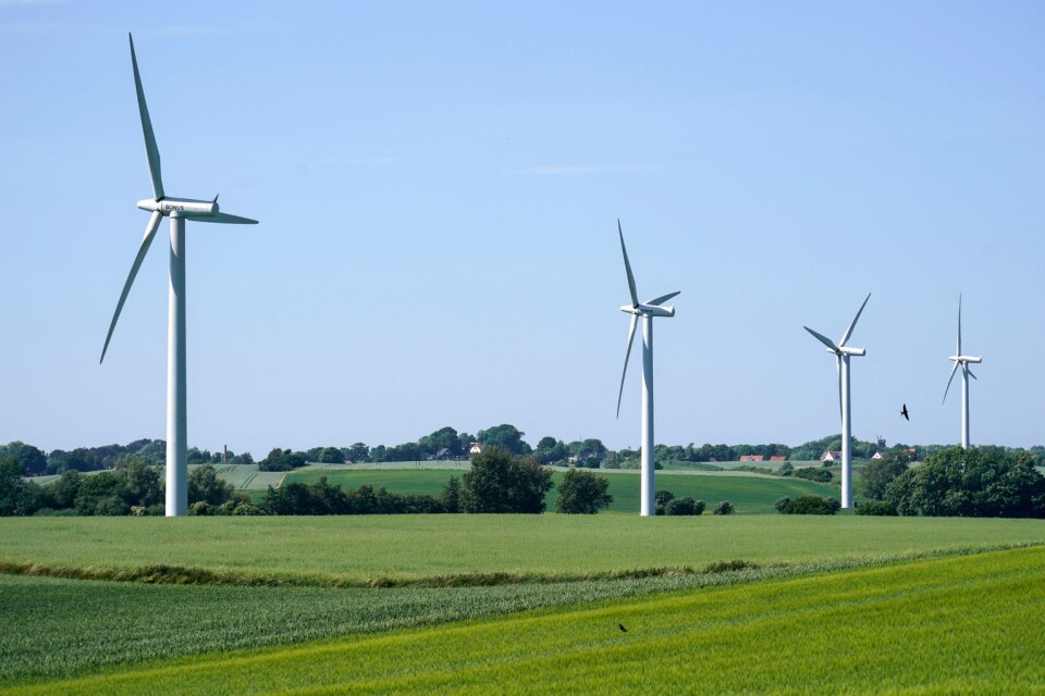 Vid etablering av miljöfarlig verksamhet, vilket vindkraftverk utgör, har kommunerna i dag ett direkt inflytande över etableringen genom det kommunala vetot. Denna ordning bör också bestå, anser Sverigedemokraterna.