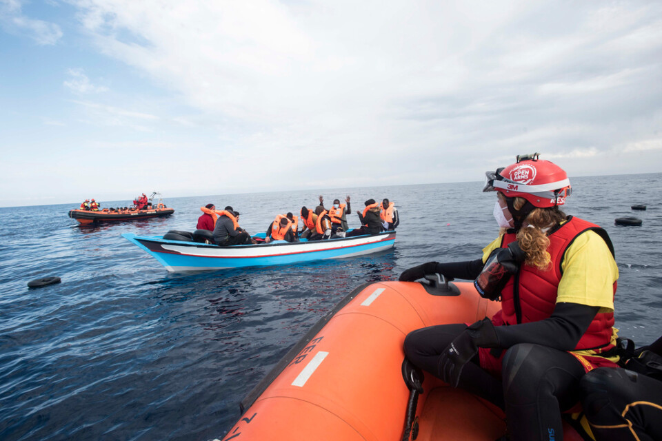 En träbåt med 28 migranter eller flyktingar plockas upp av räddningsarbetare utanför Libyens kust i mars 2022. Arkivbild.