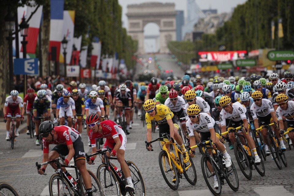Tour de France-cyklister på väg mot målet i Paris 2017. Några av cyklisterna misstänks nu för dopning.