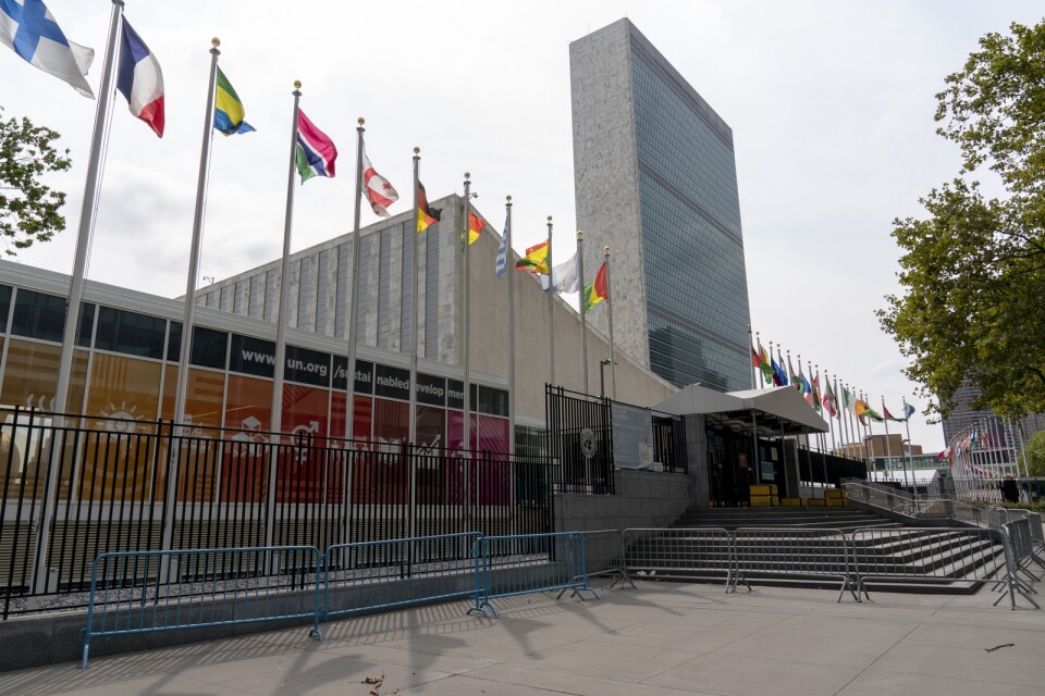 Extra staket framför FN:s huvudingång i New York. Närvaron i FN-skrapan är sedan flera månader tillbaka nedskruvad till ett minimum på grund av pandemin.