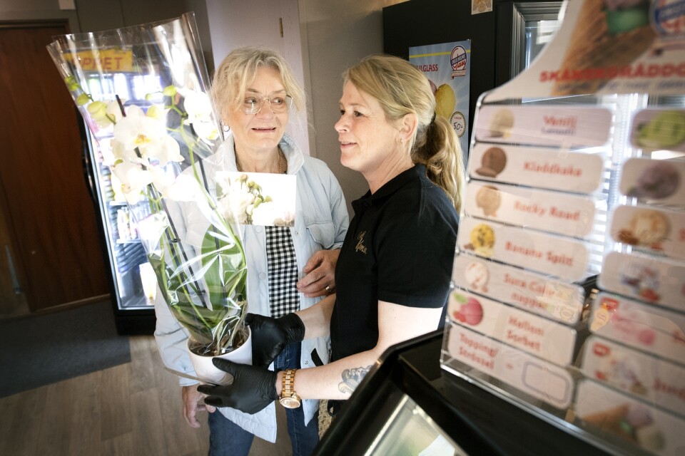 Anna Johnsson lämnade över en blomma till det nya kaféets ägare Anna Martinsson.