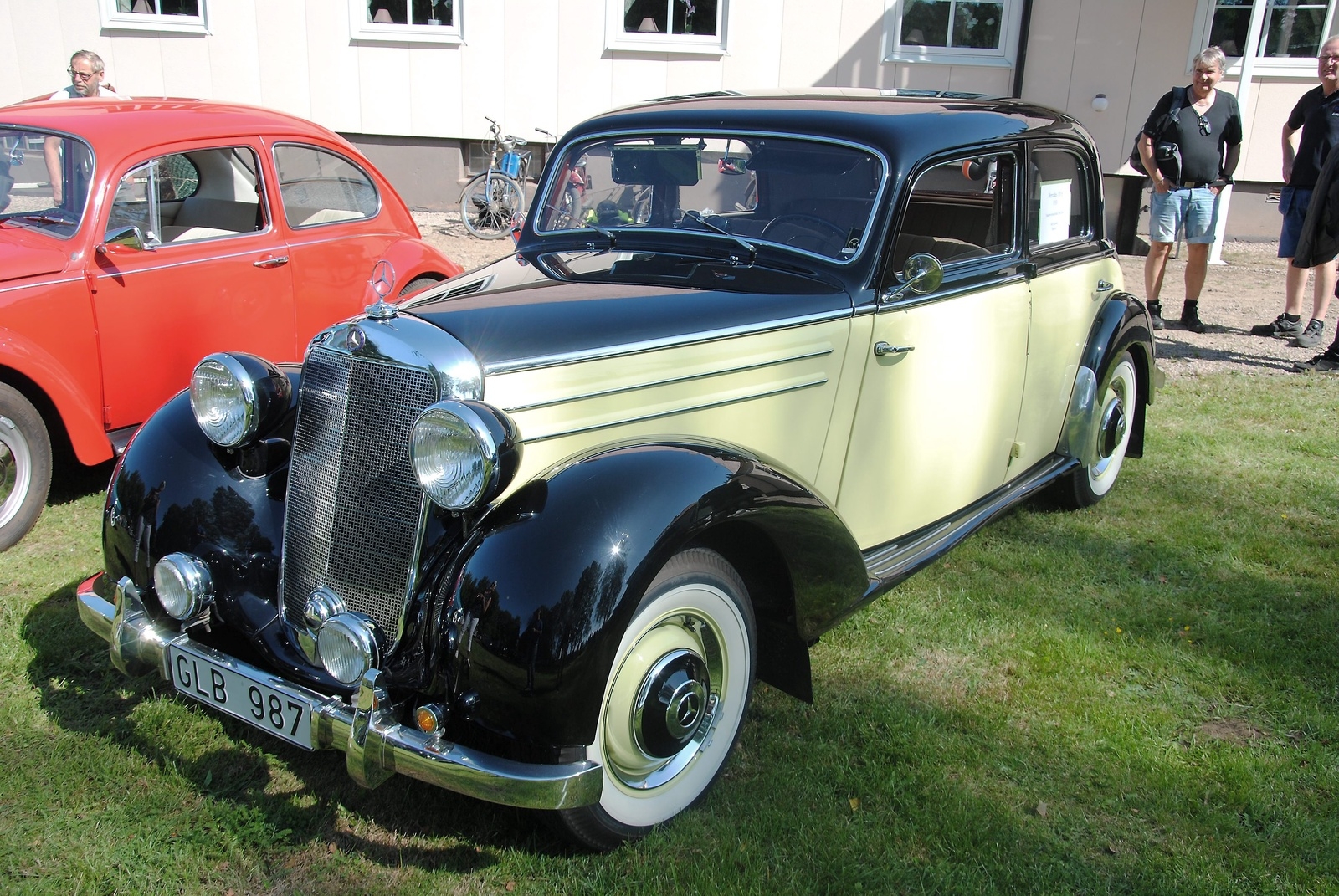Åke Karlsson i Bjärnum har renoverat den här Mercedes 1705 från 1950 till orginalskick.                      Foto. Stefan Olofson