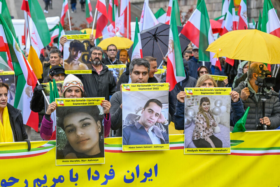 Svenk-iranier demonstrerar utanför Riksdagen i Sverige för att visa sitt stöd för det iranska folkets protester. Arkivbild.