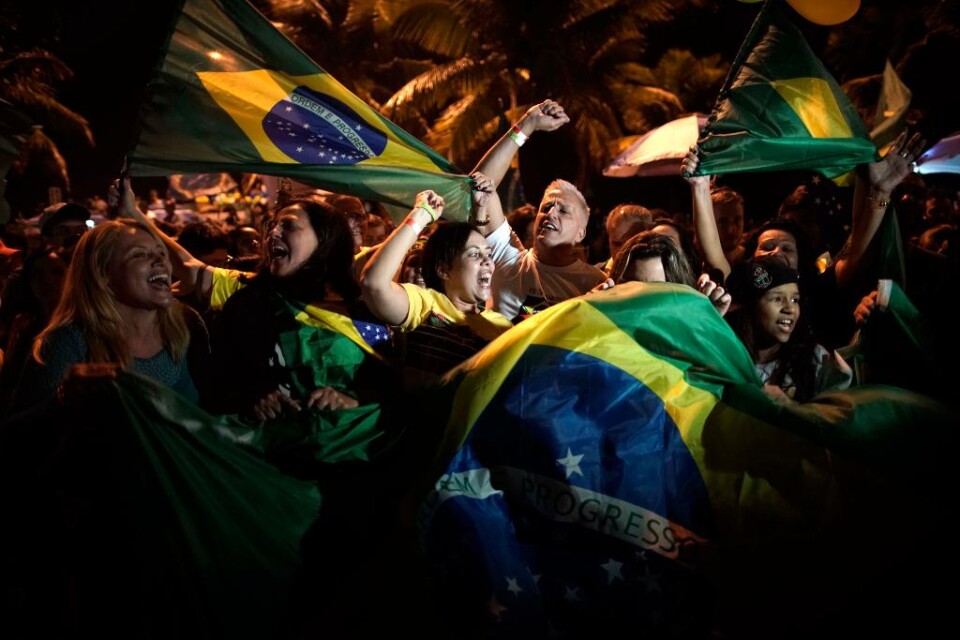 Tusentals anhängare firar utanför Brasiliens nye president Jair Bolsonaros bostad i Rio de Janeiro. Med 94 procent av rösterna räknade har den högernationalistiske kandidaten 56 procent av rösterna. Högernationalisten Jair Bolsonaro segrade som väntat