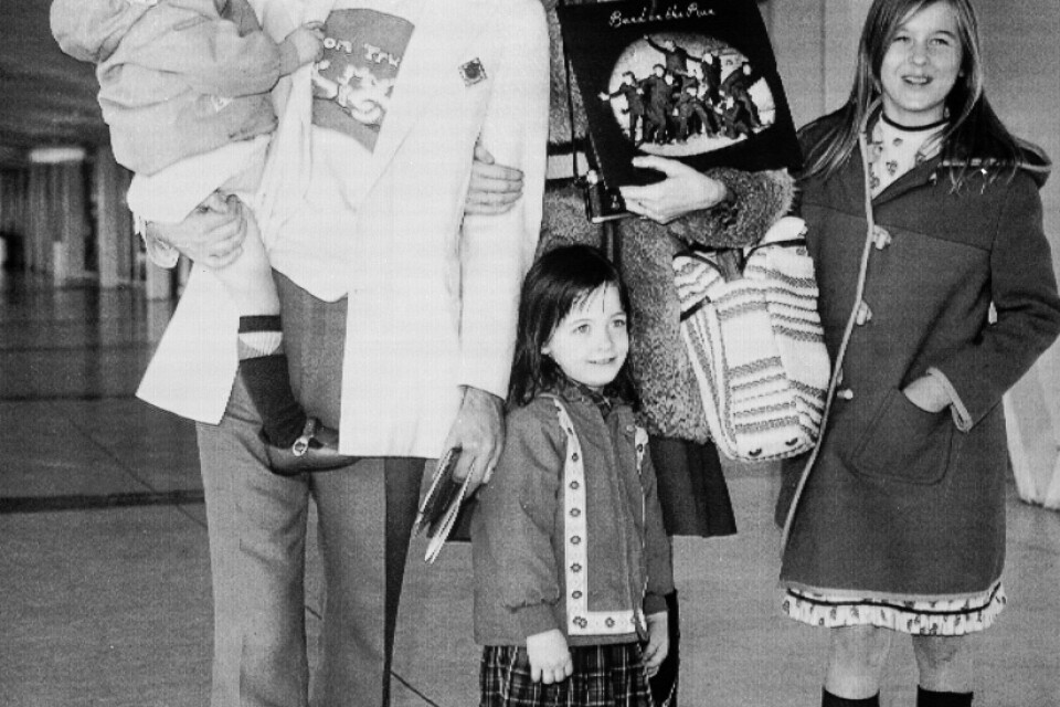 Paul och Linda McCartney med sina barn Stella och Mary (i mitten) och Heather, Lindas barn från ett tidigare äktenskap, fotograferade den 1 december 1973.
