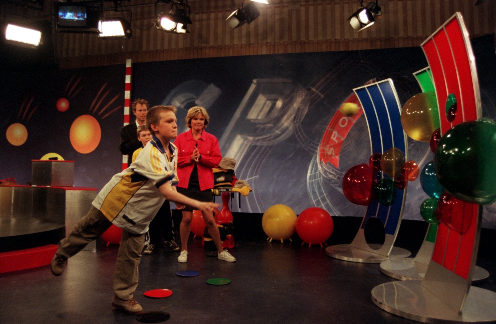 I ”Lilla sportspegeln” fick barn tävla om olika prylar genom att kasta en boll i olika stora hål.