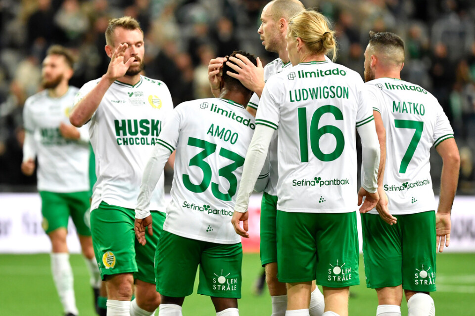 Hammarbys spelare klappar om målskytten Akinkunmi Amoo.
