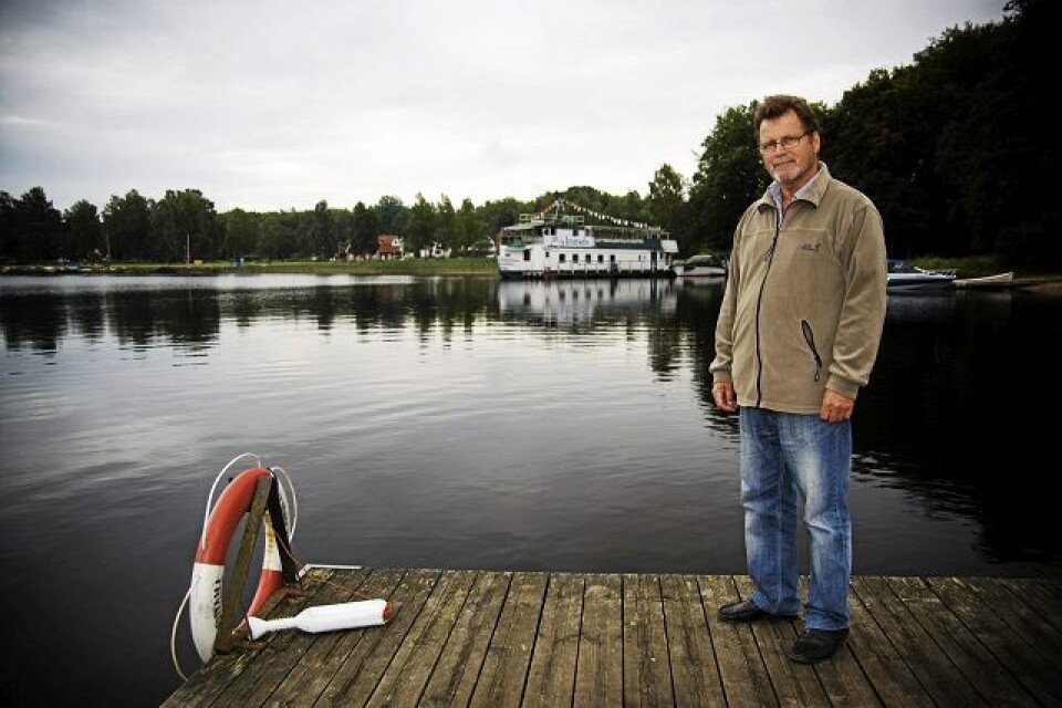 Roy Paulsson med båten M/S Immeln i bakgrunden. Foto: Louise Johansson