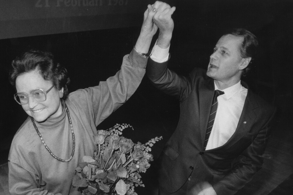 Karin Söder avgick som Centerledare för 35 år sedan. På den extra partistämma någon månad senare gratulerade hon sin efterträdare Olof Johansson med en dans.