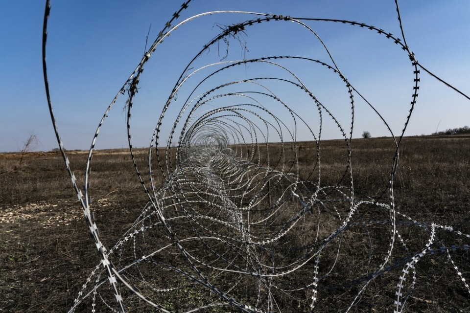 Taggtråd visar var stridslinjen går i östra Ukraina. Ryskstödda separatister och Ukraina har kommit överens om en fångutväxling före nyår. Arkivbild.