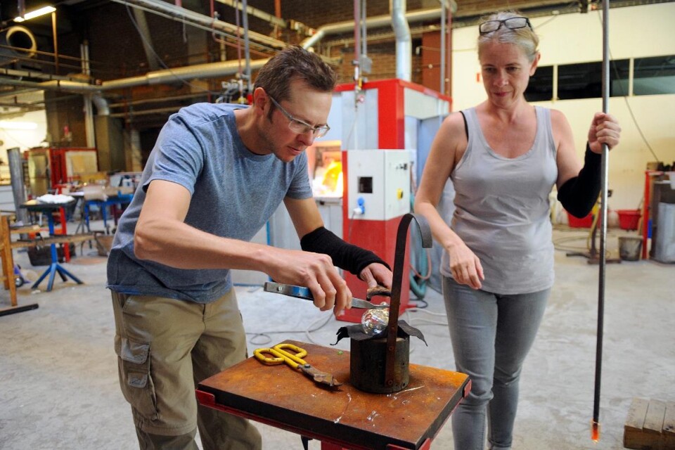 Jesper Karlström och Lena Riise är nöjda deltagare i sommarkursen i glasblåsning på Kosta glascenter. Foto: Lisa Blidnert