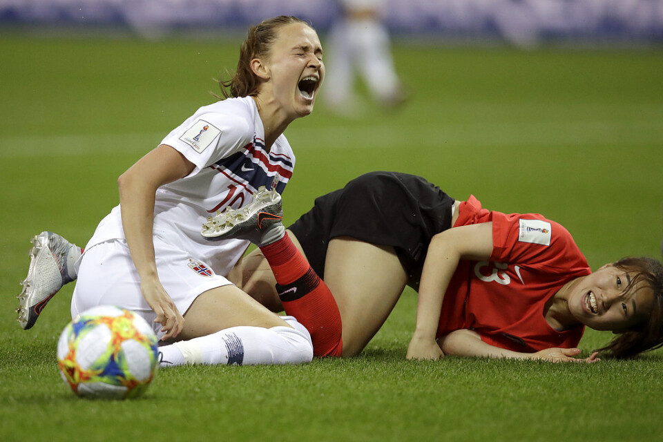 Caroline Graham Hansen skriker ut sin smärta efter att ha blivit tacklad över foten av Sydkoreas Kang Chae-Rim i måndagens VM-match.