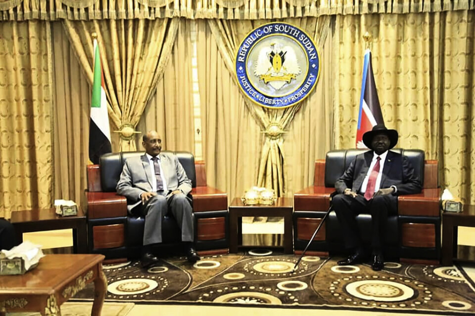 General Abdel Fattah al-Burhan, till vänster, som lett militärrådet i Sudan i möte med Sydsudans president Salva Kiir i oktober i fjol i samband med diskussioner om fredsförhandlingar. Arkivbild.