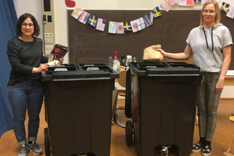 Linda Thomasson och Malin Håkansson från VMAB besökte nyligen Prästslättsskolan och visade eleverna hur de ska sortera sina sopor.