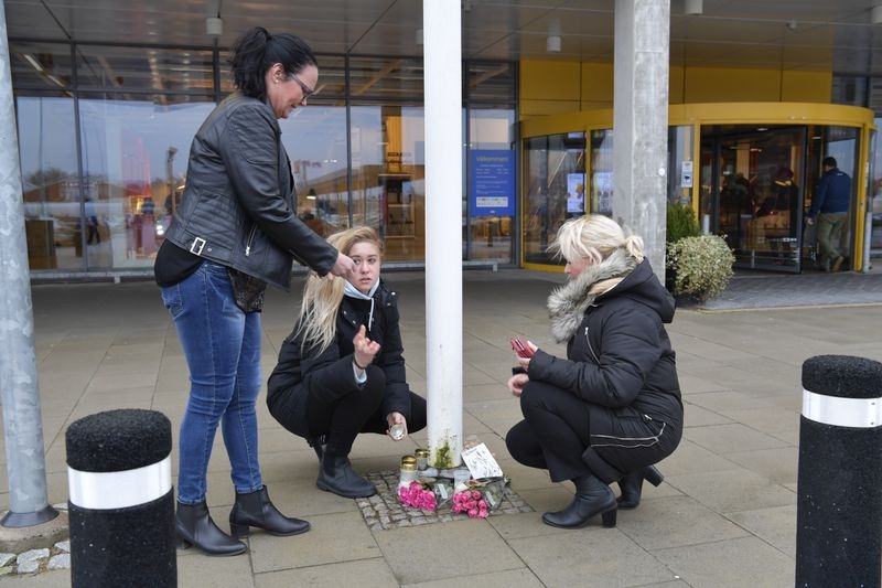 Camilla Lindqvist,Tess Holden och Viktoria Ljung placerar blommor utanför Ikeas varuhus i Älmhult.