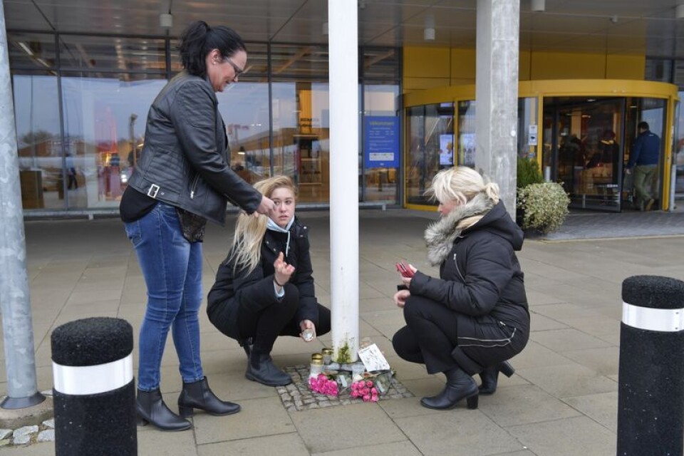 Camilla Lindqvist, Tess Holden och Viktoria Ljung placerar blommor utanför Ikeas varuhus i Älmhult.