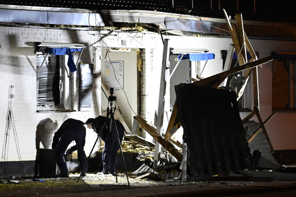Polisens kriminaltekniker på plats vid ett företag söder om Helsingborg tidigt på onsdagsmorgonen efter en explosion.