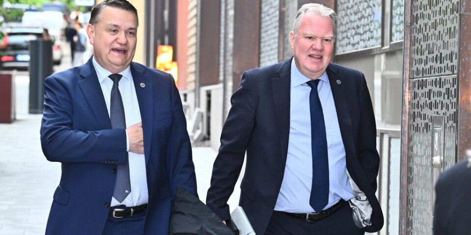 Riksidrottsförbundets generalsekreterare Stefan Bergh och ordförande Karl-Erik Nilsson på väg till mötet på justitiedepartementet.
