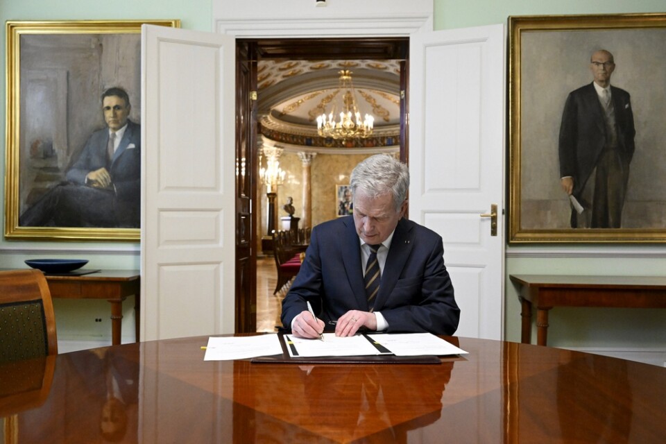 Finlands president Sauli Niinistö signerar landets Natolagar i Helsingfors den 23 mars. Arkivbild.