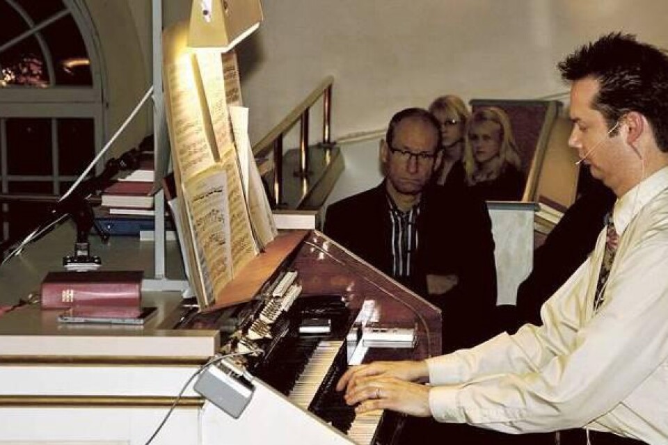 Kantor Torbjörn Widfeldt fick sällskap på läktaren av publiken när musikstyckena förklarades.