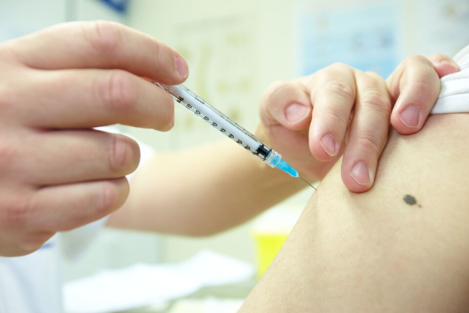 ”Vi bör vi överväga, att som i en del länder, lagstifta om obligatorisk vaccination av alla barn.”, skriver Malin Lernfelt.