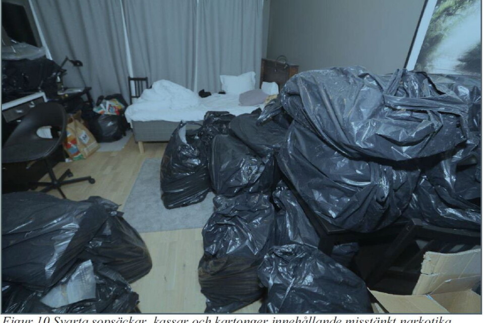 Lägenheten var full av sopsäckar fyllda med olika typer av narkotika.