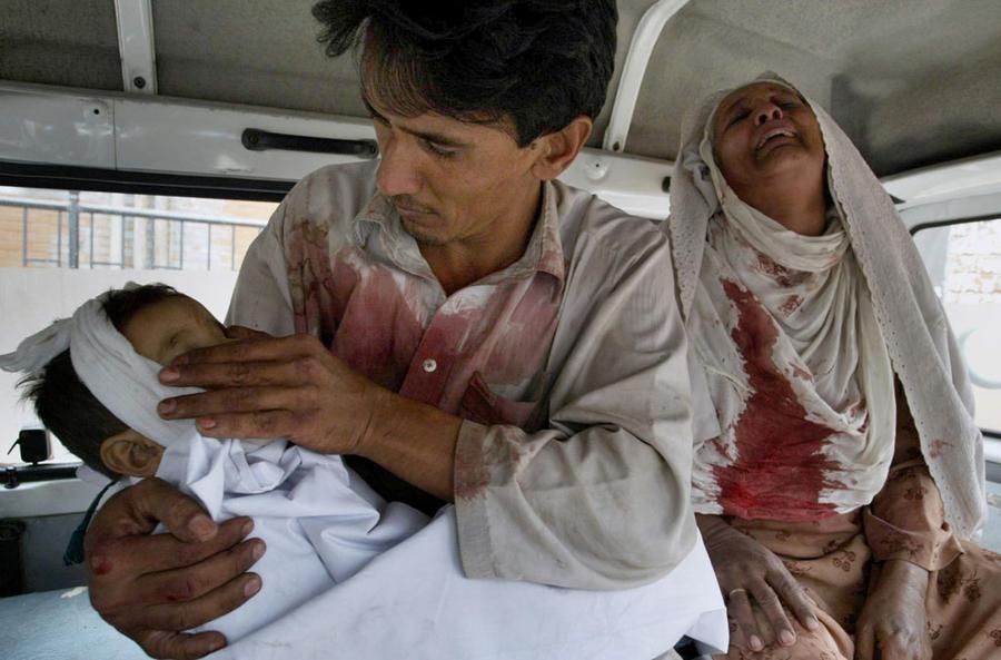 Minst tolv människor, bland dem två barn, dog i en självmordsattack i Peshawar i nordvästra Pakistan i dag.