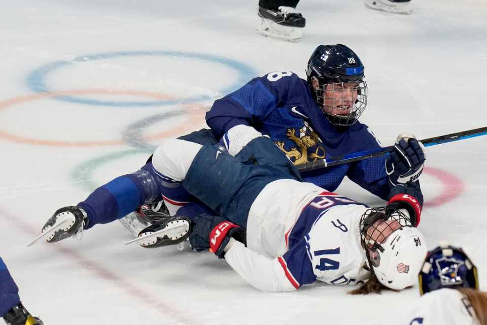 Brianna Decker och Ronja Savolainen trasslade ihop sig så pass illa att Decker skadade sig och missar resten av OS-turneringen.