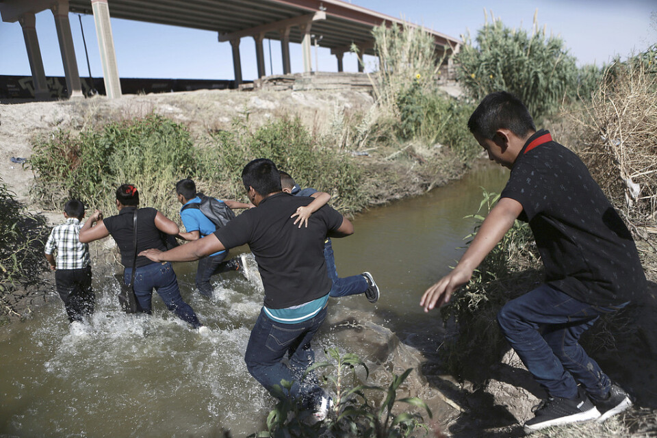Centralamerikanska migranter korsar floden Rio Bravo för att ta sig in i USA. Arkivbild.