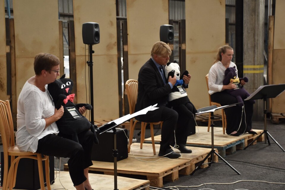Pia Bygdéus (katt),  Jörgen Pettersson (panda) och Linn Persson (uggla) under det allra första framträdandet av en del av Reine Jönssons ”Tygdjurssonaten”. Plats:  Ifö Center, Bromölla. Nu finns hela stycket att lyssna till på Musik i Syd Channel.