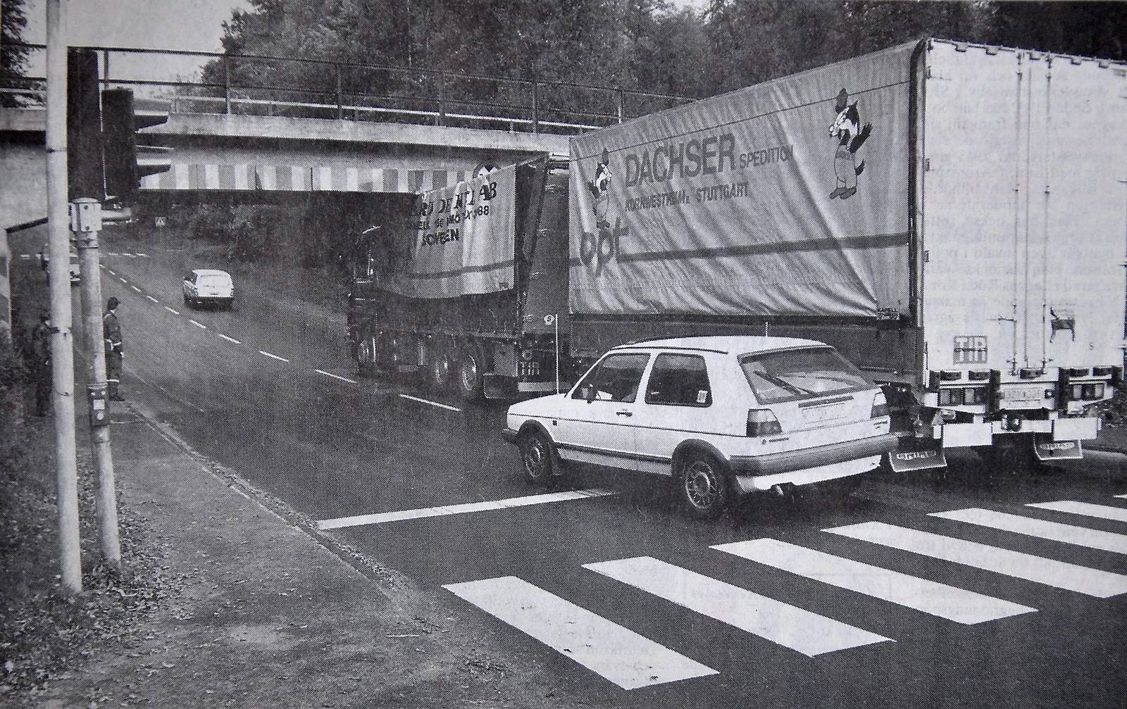 Trots vägskyltar som påminner om brohöjden, försökte de övningskörande poliserna köra under järnvägsviadukten i Tyringe.
Arkiv: Jonas Karlsson