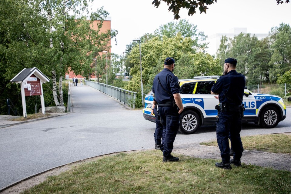 Poliser på plats vid gångbron i Visättra, Flemingsberg i Stockholm, där skottlossning skedde under lördagskvällen och två barn skadades.