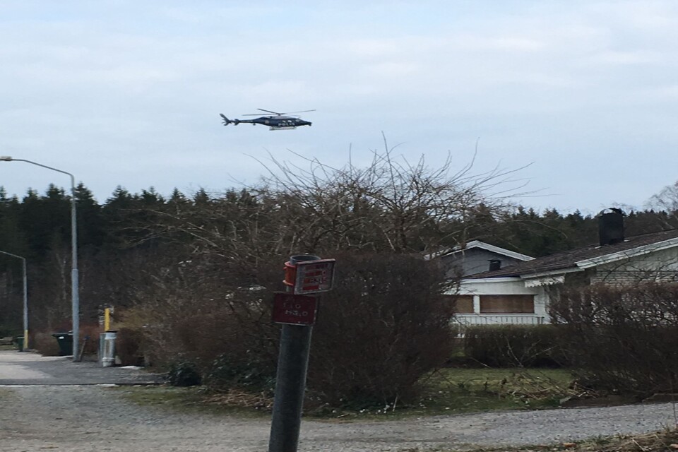 Enligt BT:s Pelle Boersma som befinner sig i området hovrar polisens helikopter över Viskan i Svaneholm vid elvatiden under onsdagen.