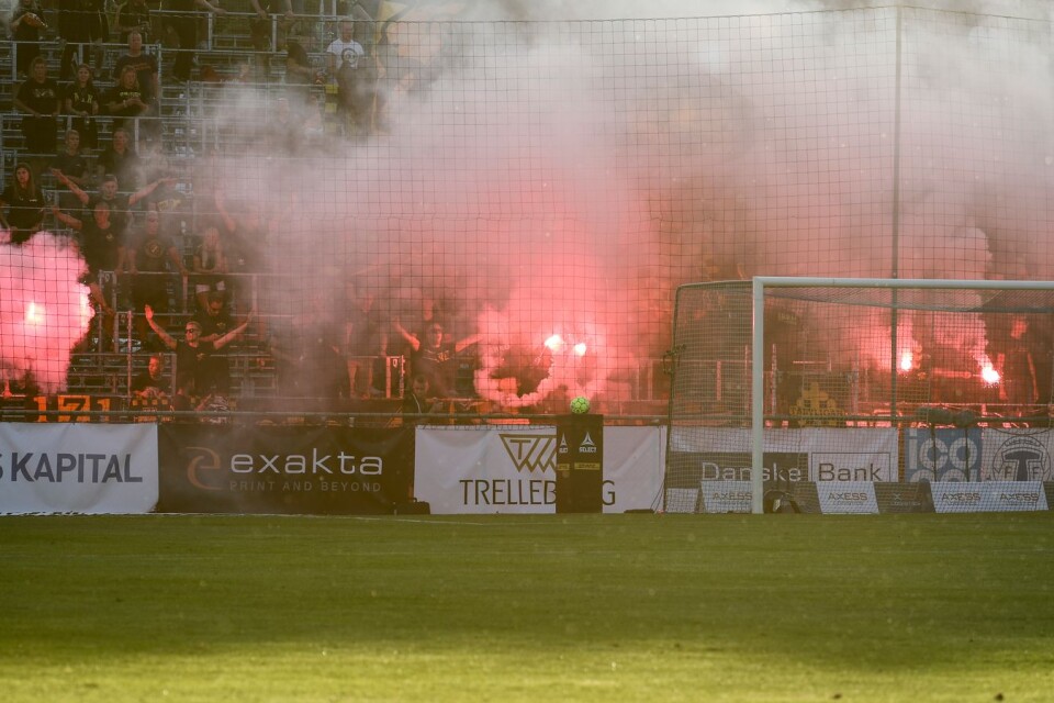 AIK:s supportrar eldar bengaler och matchen avbryts till röken skingrats under lördagens fotbollsmatch i allsvenskan mellan Trelleborgs FF och AIK på Vångavallen.