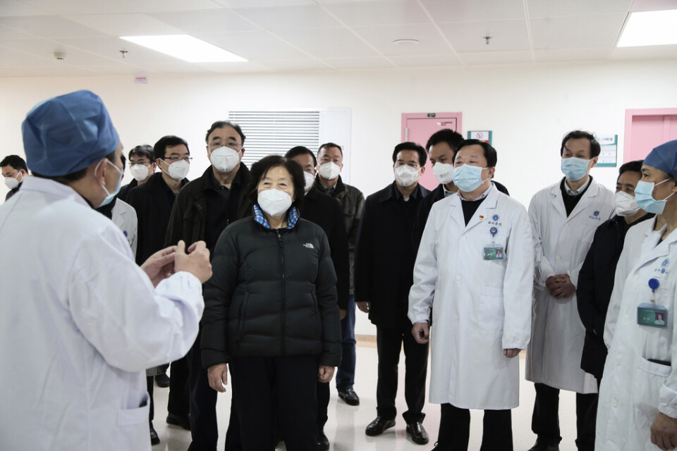 Sun Chunlan, i svart jacka i mitten, är en av få kvinnor inom Kinas mäktiga partielit. Hon har fått en huvudroll i pandemihanteringen. Här är hon på studiebesök på ett sjukhus i Wuhan i februari 2020. Arkivbild.