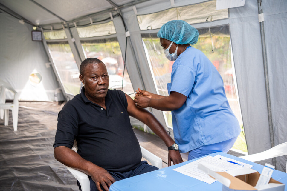 Ndombe Kipula, 52, vaccineras mot covid-19 i början av vaccinkampanjen i april.