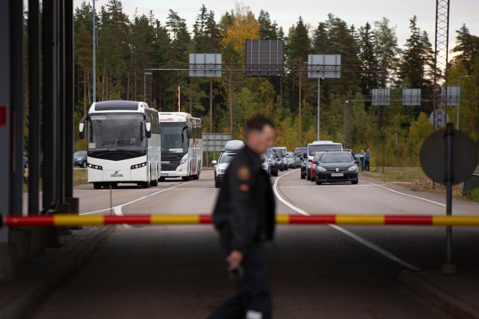 Bussar och bilar köar för att korsa gränsen mellan Finland och Ryssland vid gränsstationen Virolahti. Bild från i fredags.