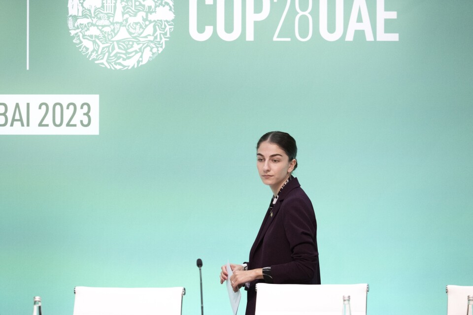Klimat- och miljöminister Romina Pourmokhtari (L) på en presskonferens med BOGA (Beyond Oil an Gas Alliance), på COP 28. Mötet som trots allt är en ljusglimt från året som gått, anser skribenten.