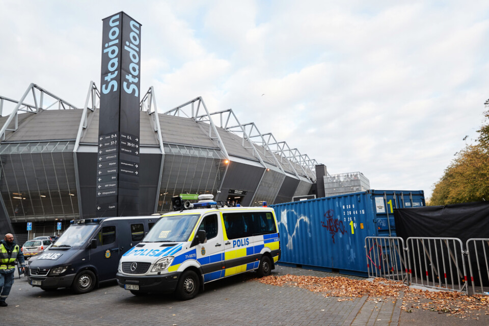 Polis på plats i samband med mötet mellan Malmö FF och IFK Göteborg i fjol. Arkivbild