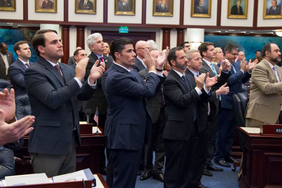 Politiker i Florida applåderar beslutet att godkänna lagförslaget.