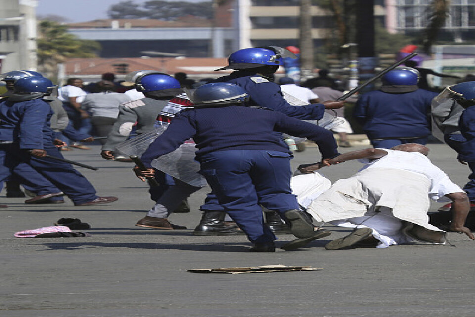 Polisen i Harare försöker med våld och tårgas att stoppa en protest arrangerad av anhängare till oppositionspartiet Movement for Democratic Change (MDC).