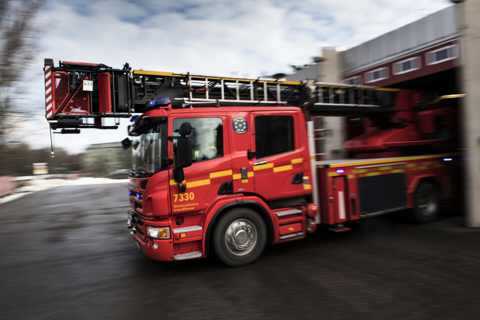 Fem personer fick föras till sjukhus efter en lägenhetsbrand i Hässelby i västra Stockholm.