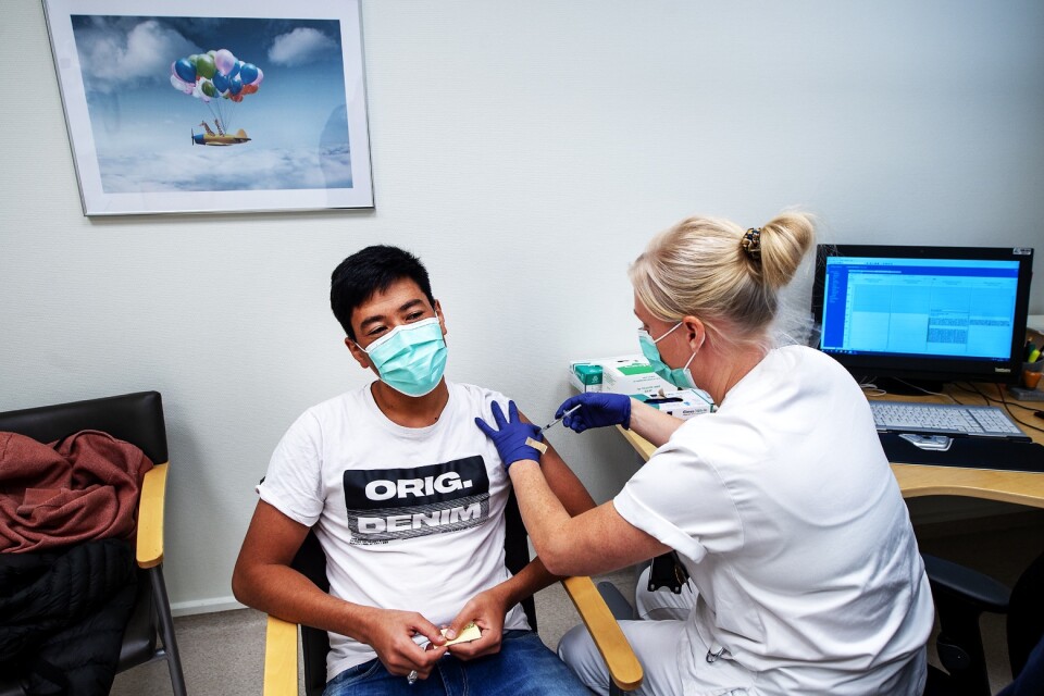 '”Ideal that I could just stop off and be vaccinated. Otherwise there can be problems when you're at school, trying to find time for an appointment”, says Ali Yasir Ahudi when nurse Louise Palmquist gives him his shot in the arm.
