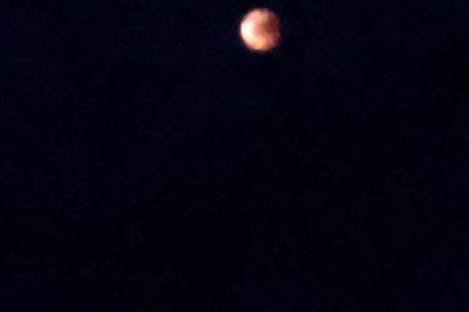 Christoffer Leufstedt såg månen i Haväng. Planeten Mars nere till höger i bild.