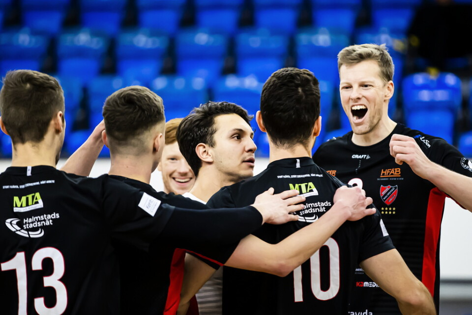 Marcus Nilsson, till höger, och hans Hylte/Halmstad firar avancemanget till SM-final i volleyboll.